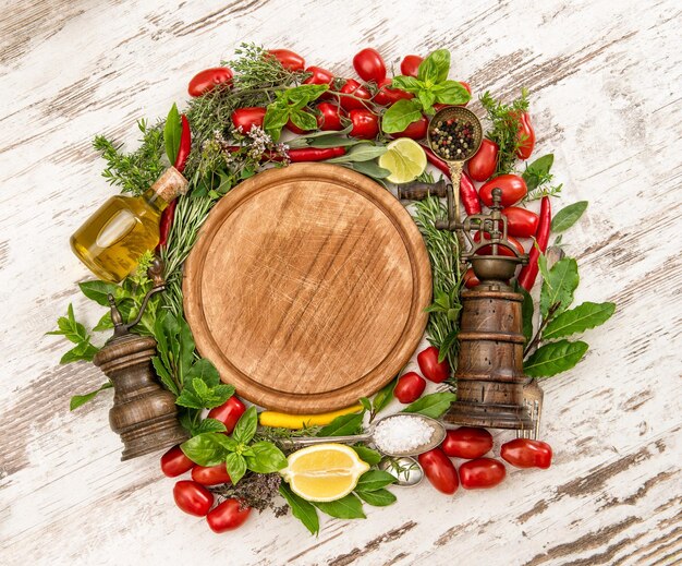 Deska z potrawą i składnikami